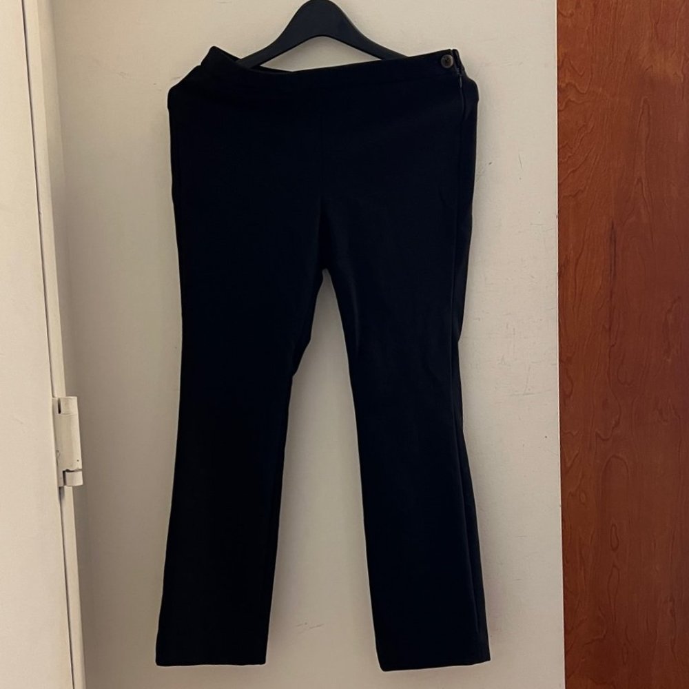 Vince Capri Stretch Black Pants. Side Zipper. Back pockets. Size 6